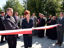  Otwarcia kompleksu sportowego dokonała starosta powiatu będzińskiego Bożena Respondek oraz dyrektor szkoły Wiesław Grudziński 