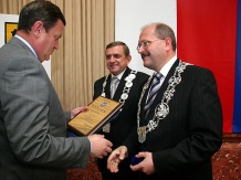  Marszałek Michał Czarski wręczył odznakę i dyplom gospodarzom miasta. 