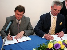  Podpisanie umowy o wspólnym prowadzeniu i finansowaniu działalności Muzeum Śląskiego w Katowicach. 