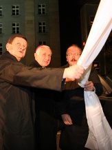  Odsłonięcia dokonali metropolita katowicki arcybiskup Damian Zimoń, marszałek Województwa Śląskiego Michał Czarski oraz prezydent Katowic Piotr Uszok. 