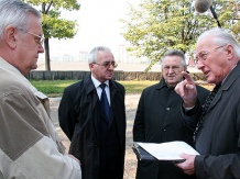  O pracach Komitetu Budowy Pomnika mówił Henryk Buszko (pierwszy z prawej). 