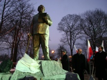  Odsłonięcia pomnika dokonali wojewoda Lechosław Jarzębski, prezydent Katowic Piotr Uszok oraz marszałek Michał Czarski 