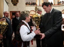  Nagrodę w konkursie &#8222;Piękna wieś Województwa Śląskiego&#8221; odbiera Wiesława Janoska przewodnicząca Stowarzyszenia Kobiet Parków Jurajskich za 2 miejsce Podzamcza (gmina Ogrodzieniec) 