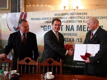  Od lewej: członek Zarządu Województwa Śląskiego Marian Jarosz, wiceprezes PAIiIZ Marcin Kaszuba i prezydent Rudy Śląskiej Andrzej Stania 
