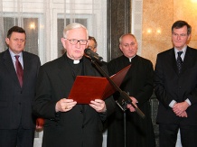  Opłatek pobłogosławił Metropolita Katowicki ks. abp. Damian Zimoń 