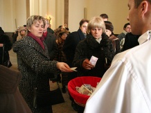  Mieszkańcy regonu zbierają pieniądze na pomoc ofiarom sobotniej katastrofy. 