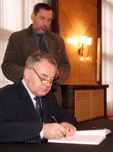  Do księgi wpisal sie także: członek Zarządu Marain Jarosz (przy księdze) oraz wicemarszałek Sergiusz Karpiński. 