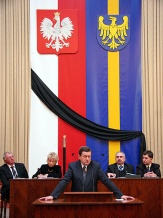  Marszałek Michał Czarski przedstawił projekt uchwały Zarządu dotyczącej przeznaczenia 1 mln zł na zakup sprzętu dla jednostek ratownictwa. 
