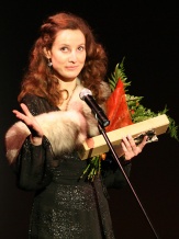  Katarzyna Skrzypek nagrodzona za rolę Brooke Ashton/Vicky w spektaklu „Czego nie widać” Michaela Frayna. 