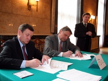  Umowę podpisują burmistrz Wisły (z prawej) Jan Poloczek i marszałek Michał Czarski. 