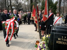  Kwiaty i znicz na grobie Wojciecha Korfantego. 