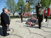  Przed pomnikiem gen. Jerzego Ziętka obok katowickiego ronda 