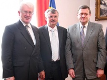  Ambasador Niemiec dr. Reinhardt Schweppe, Konsul Honorowy Zbigniew Jezierski oraz Marszałek Michał Czarski 