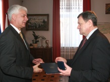  Konsul Słowacji wręczył medal Marszałkowi Michałowi Czarskiemu 