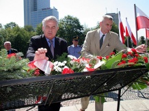  Pod Pomnikiem Powstańców Śląskich Marian Jarosz i Józef Kocurek złożyli kwiaty 