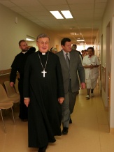  Ks. bp. Adam Śmigielski i Marszałek Michał Czarski w wyremontowanym oddziale geriatrii. 