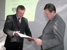  Prezes WPKiW wręczył Marszałkowi Czarskiemu podziękowania za wkład Samorządu Województwa w rozwój Parku 