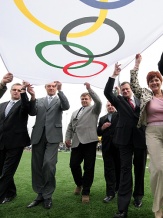  Zaproszeni goście wspólnie ponieśli olimpijską flagę 