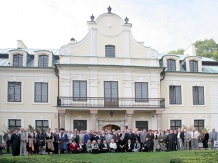  Pamiątkowe zdjęcie uczestników jubileuszu przed siedzibą muzeum &#8211; Zespołem Pałacowo-Parkowym rodziny Mieroszrewskich. 