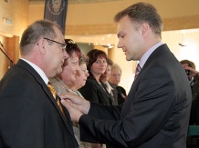 Wicewojewoda Artur Warzocha wręczył medale Komisji Edukacji Narodowej 