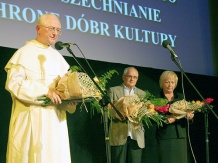  Laureaci Nagrody za Upowszechnianie i Ochronę Dóbr Kultury (od lewej) Ojciec dr Jan Golonka, Wojciech Mszyca oraz Krystyna Szaraniec 