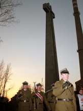  Pod pomnik przybyła kompania Wojska Polskiego. 