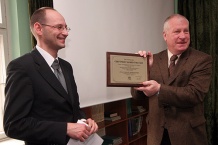  Certyfikat wręczył Michał Bedlicki z Centrum Monitorowania Jakości w Ochronie Zdrowia z Krakowa 