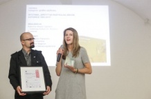  Projektanci Paulina Urbańska i Waldemar Węgrzyn odbierają nagrodę w kategorii grafika użytkowa 