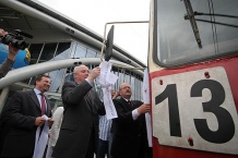  Pierwszy tramwaj który przejechał przez rondo po podpisaniu umowy przyozdobiono szarfami „Tramwaje Śląskie są Śląskie” 