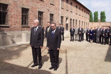  Premier Jürgen Rüttgers i Marszałek Janusz Moszyński pod Ścianą Śmierci obozu KL Auschwitz złożyli hołd pomordowanym 