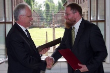  Umowę podpisali Premier Jürgen Rüttgers oraz Dyrektor Muzeum w Oświęcimiu Piotr Cywiński 