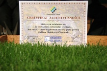  Certyfikat podpisany przez marszałka i dyrektora stadionu potwierdzający autentyczność murawy 