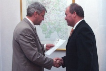  Podczas spotkania Jarosław Kołodziejczyk wręczył Janowi Strzyżowi nominację do prac w Radzie 
