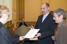  Prezydent Miasta Jaworzna Paweł Silbert odbiera dyplom za najlepiej przygotowany teren pod inwestycje w Województwie Śląskim. 