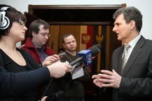  Zaraz po wyborze marszałek odpowiadał na pytania dziennikarzy 
