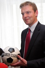 Na pamiątkę spotkania w Katowicach prezes Herra otrzymał piłkę promującą EURO2012 na Stadionie Śląskim 