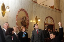  Premier zwiedzał historyczną Sale Sejmu Śląskiego 