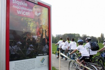  Trasę przejazdu wyznaczały plakaty reklamujące Województwo Śląskie 