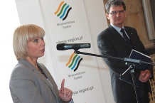  Minister Elżbieta Bieńkowska: to pierwsze podpisane umowy w skali kraju 