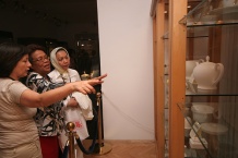  Zwiedzili także wystawę o tradycjach produkcji porcelany śląskiej... 