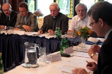  W dyskusji uczestniczył m. in. Metropolita Katowicki abp Damian Zimoń 
