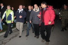  Wieczorem na miejsce kataklizmu przyjechał Prezes Rady Ministrów Donald Tusk i Minister Spraw Wewnętrznych i Administracji Grzegorz Schetyna 