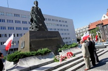  Kwiaty po pomnikiem Wojciecha Korfantego w Katowicach 