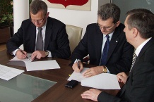  Podpisy pod umową złożyli minister Aleksander Grad, marszałek Bogusław Śmigielski i członek Zarządu Mariusz Kleszczewski. 