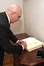  Ambasador Raphael Steger wpisał się do księgi pamiątkowej 