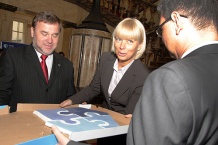  Minister Elżbieta Bieńkowska otrzymała słodki upominek – ciastko w kształcie logo ZPORR, przypominający jej zaangażowanie we wdrążanie programu w regionie 