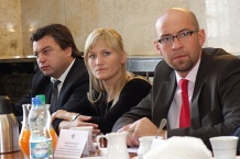  Od lewej posłowie: Roman Kosecki, Iwona Guzowska i Jakub Rutnicki 