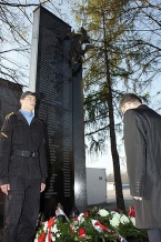  Przed pomnikiem upamiętniającym 65 ofiar katastrofy budowlanej na terenie MTK 