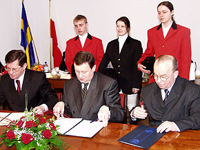  Podpisanie porozumienia. Od lewej Minister Adam Giersz, Marszałek Michał Czarski i Prezes Śląskiej Federacji Sportu Marian Waligóra. 