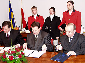  Podpisanie porozumienia. Od lewej Minister Adam Giersz, Marszałek Michał Czarski i Prezes Śląskiej Federacji Sportu Marian Waligóra. 